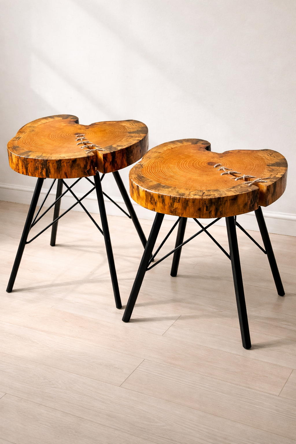 Table en bois artisanale  46 cm x 30 cm x 33 cm - pièce unique / WoolWood Dream