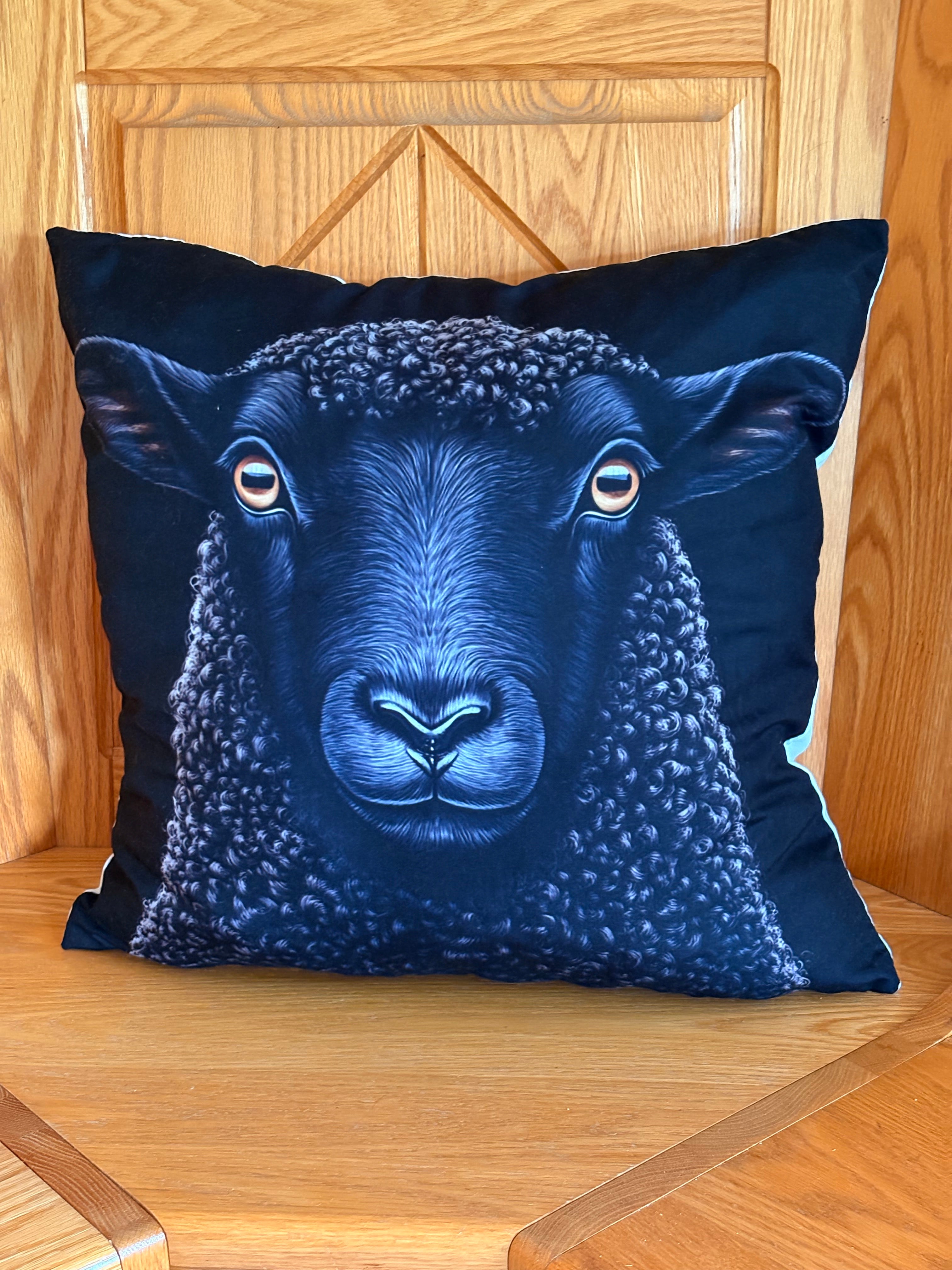 🐑 Coussin décoratif « La Reine du Troupeau » – 46 × 46 cm | Rempli de laine naturelle du Québec