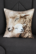 Coussin décoratif Tendresse – Maman mouton & son agneau | 40 × 40 cm - Rempli de laine naturelle du Québec