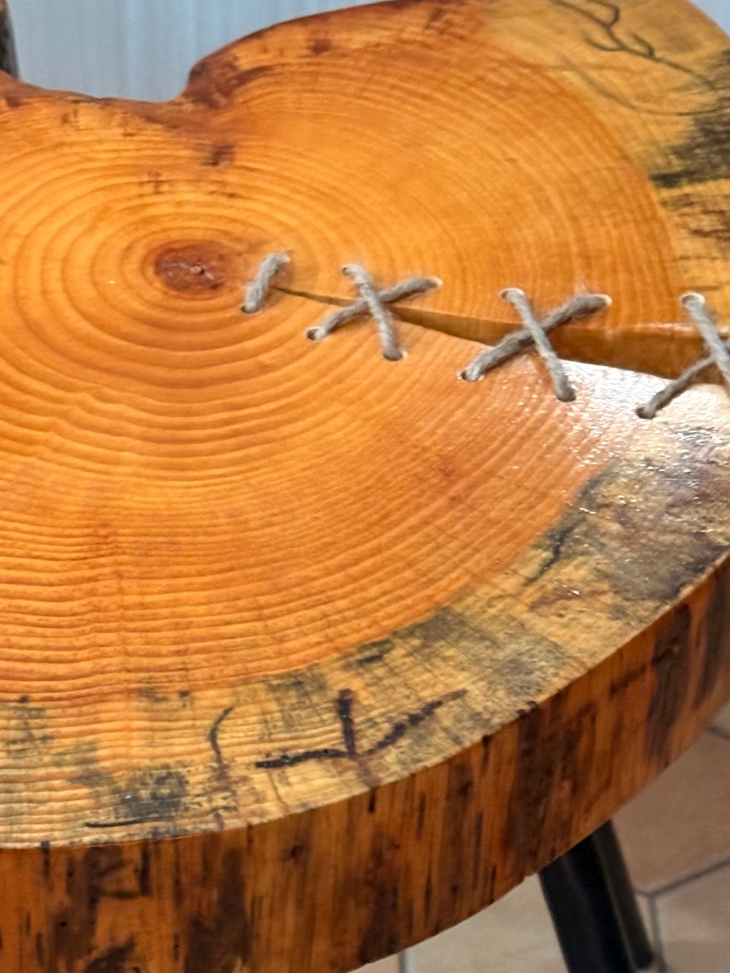 Table en bois artisanale  46 cm x 30 cm x 33 cm - pièce unique / WoolWood Dream