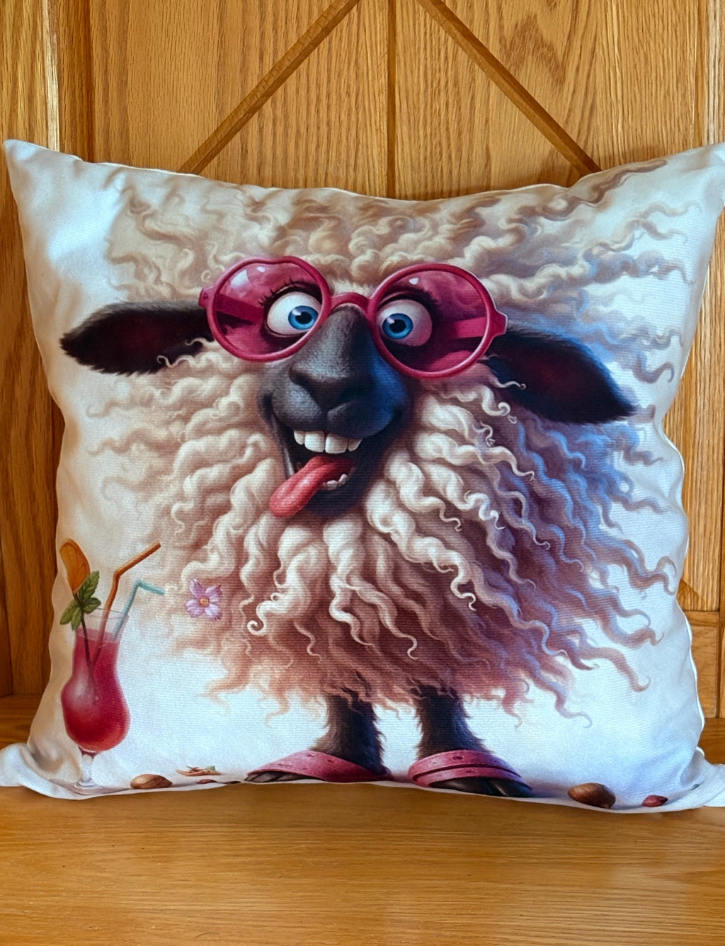 🐑 Coussin décoratif « Mouton en Vacances » – 40 × 40 cm | Rempli de laine naturelle du Québec