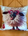 🐑 Coussin décoratif « Mouton en Vacances » – 40 × 40 cm | Rempli de laine naturelle du Québec