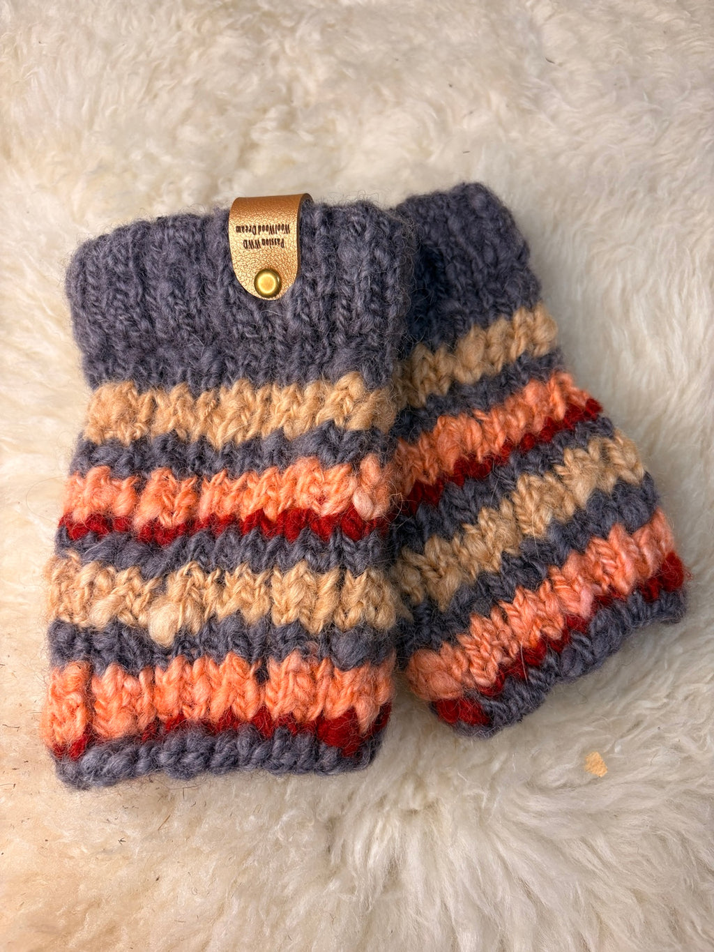 Mini-mitaines artisanales en laine, rayures gris, beige, corail et rouge