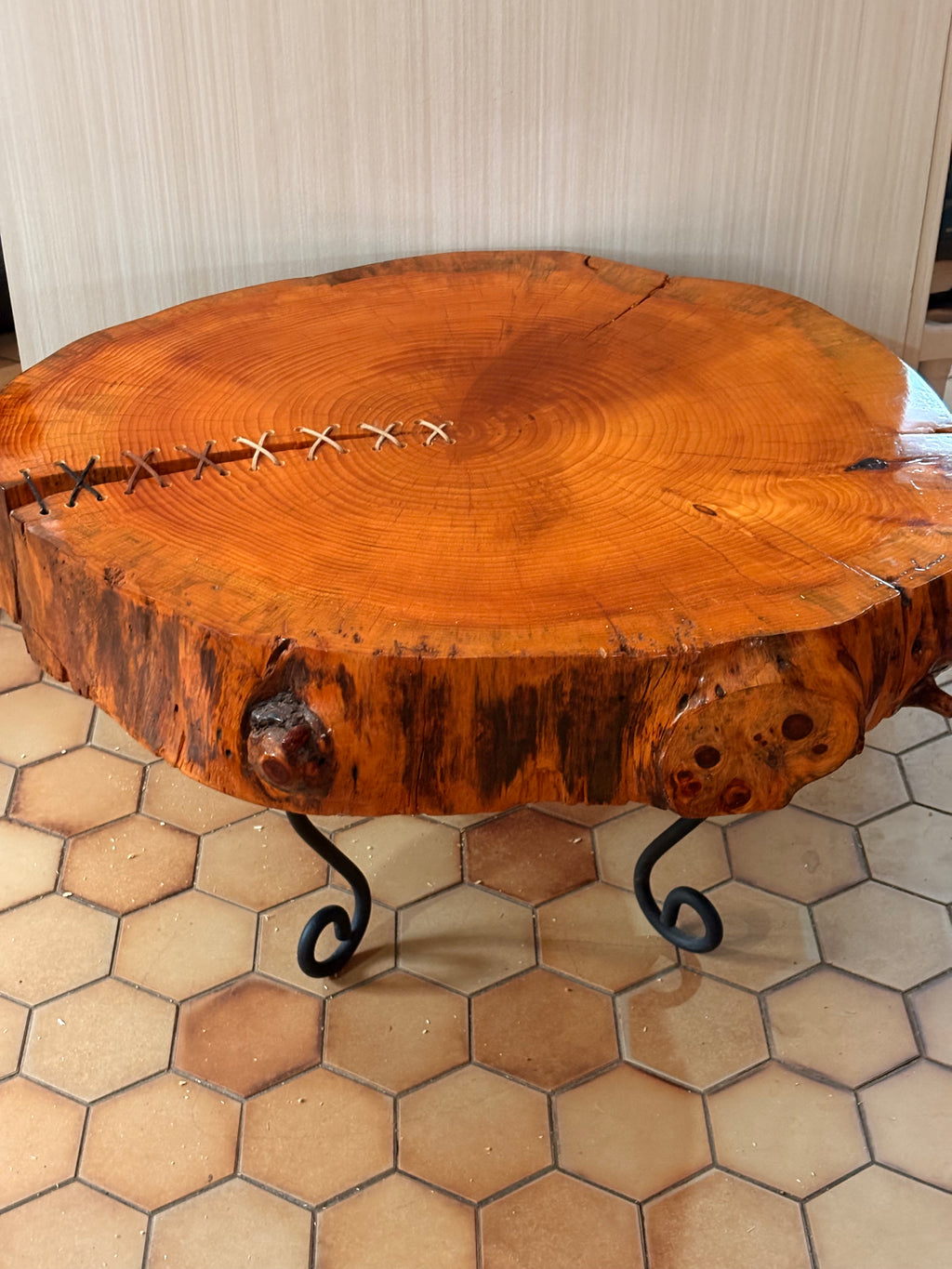 Table en bois artisanale  63 cm x 56 cm x 35.5 cm - pièce unique / WoolWood Dream