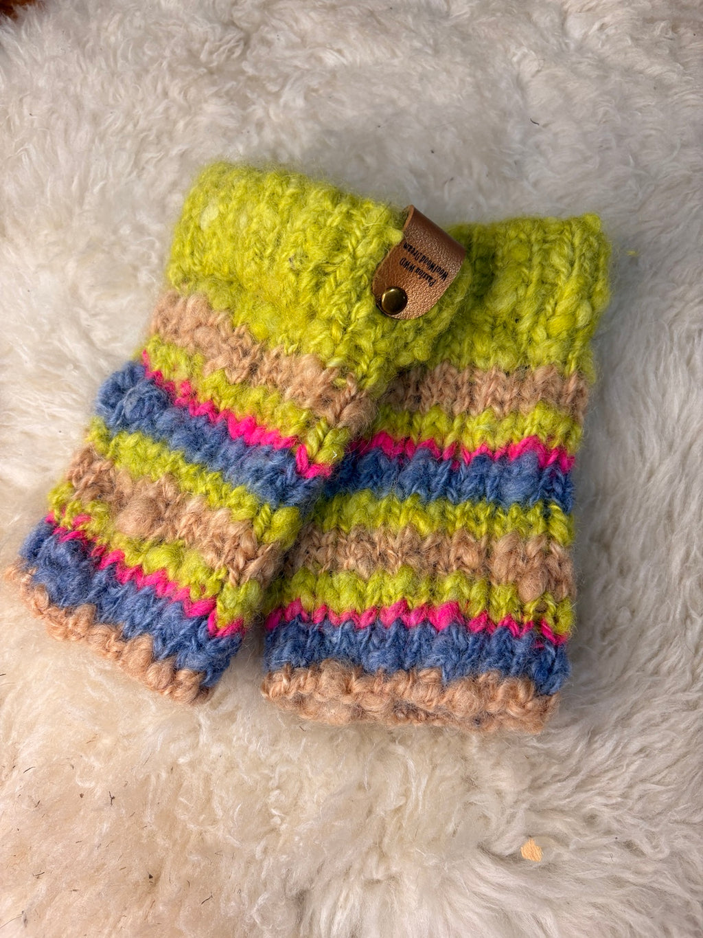 Paire de mini-mitaines en laine tricotées à la main vert lime rose et bleu